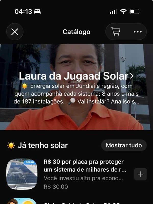 Catálogo do WhatsApp Business da Solar Jugaad no celular, com os serviços e as fotos das obras.